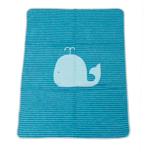 Die JUWEL Decke Wal streifen ist eine blaue Baby- und Kinderdecke aus Baumwolle mit feinen horizontalen Streifen und einem weißen Walmotiv in der Mitte.