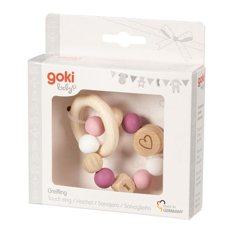 Baby-Rassel aus Holz in einer Schachtel mit der Aufschrift "Greifling Elastik Herz, rosa", mit rosa, weißen und natürlichen Holzperlen aus Silikonperlen und Holz. Hergestellt in Deutschland.