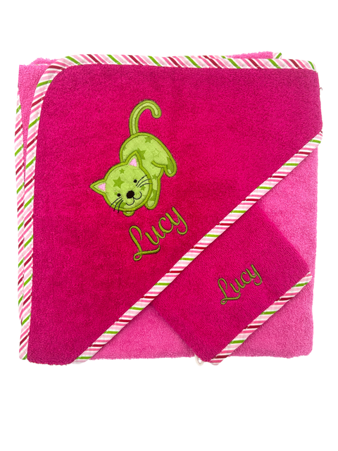 Kapuzenbadetuch Orchidee/Beere 100x100cm aus weicher Baumwolle mit gestreiftem Rand, grün bestickter Katze und Namen Lucy - ein personalisiertes Geschenk, dazu passender pinker Waschlappen mit Lucy-Stickerei.