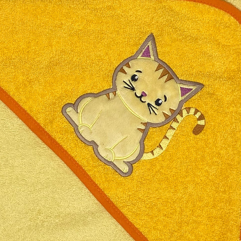Das Kapuzenbadetuch Hellgelb/Gold 100x100cm aus Baumwolle mit gesticktem Cartoon-Kater und orangefarbener Umrandung ist ideal für Kinder.