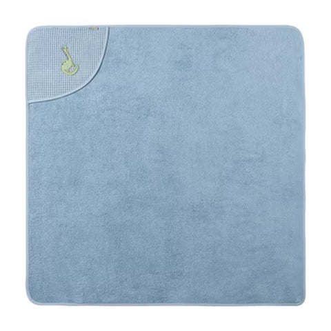 Das Kapuzenbadetuch REXI - blau 100x100 cm (NEU) ist ein hellblaues, quadratisches Handtuch aus 100% Baumwolle, mit abgerundeten Ecken und einer gestickten grünen Ente in einer Ecke.
