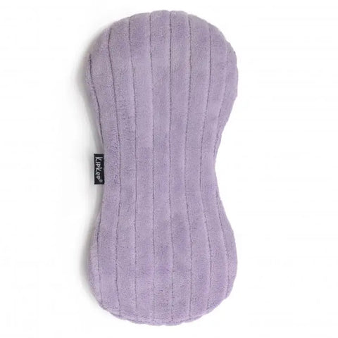 Das KipKep Wärmekissen - Pastellviolett ist ein lavendelfarbenes, konturiertes Wärmekissen mit vertikaler Rippenstruktur, hergestellt aus weicher Bio-Baumwolle und mit einem kleinen Seitenanhänger mit dem Markennamen versehen.