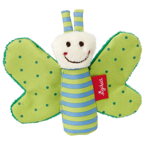 Der Knister-Schmetterling, grün Red Stars Collection hat grüne gepunktete Flügel, einen blau-grün gestreiften Körper, ein lächelndes Gesicht und einen roten Anhänger - perfekt als Greifling zur Unterstützung der sensorischen Wahrnehmung.