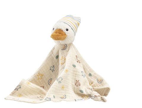 Das Kuscheltuch Edda Ente von Sterntaler ist ein Plüschtier mit einem gestreiften Hut und einem weichen Stoffkörper, der mit Regenbögen und Sonnen gemustert ist und auf weißem Hintergrund abgebildet ist.