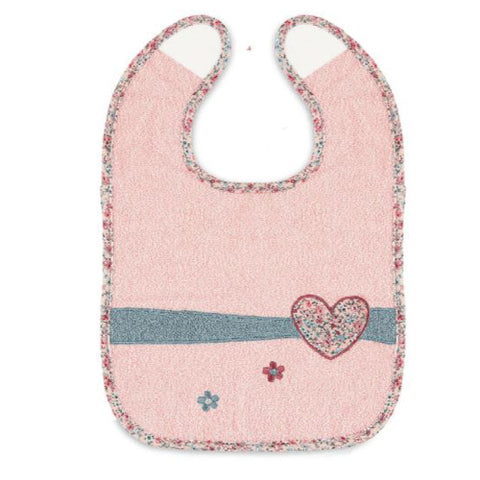 Das Plastik-Klettlätzchen Mabel Herz ist rosa mit floralem Rand, blauer Diagonalstreife, Herzstickerei und zwei Blumenpatches vorne. Optional kann es personalisiert werden.