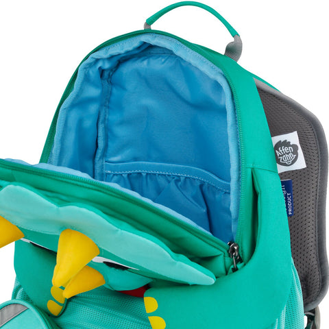 Der Affenzahn - Großer Freund Dino ist ein türkisfarbener Kindergartenrucksack mit blauem Innenleben, gelben und grünen Akzenten auf der Frontklappe, seitlichem Markenlabel und als nachhaltiger Kinderrucksack hergestellt.