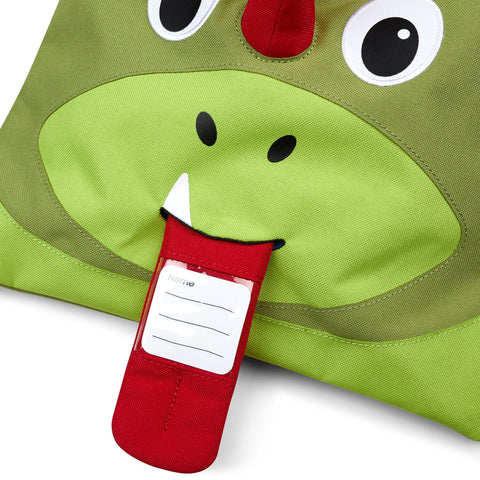 Nahaufnahme eines grünen Affenzahn Turnbeutels - Drachen mit rotem Namensschild in Zungenform, schwarzen Nasenlöchern, Cartoon-Augen und Nase - personalisiert und nachhaltig gestaltet.
