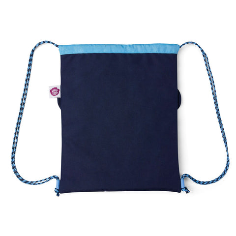 Ein marineblauer Affenzahn Turnbeutel - Bär aus recyceltem Polyester, mit hellblauem oberen Rand und blau gemusterten Zugbändern, ist flach auf weißem Hintergrund abgebildet.