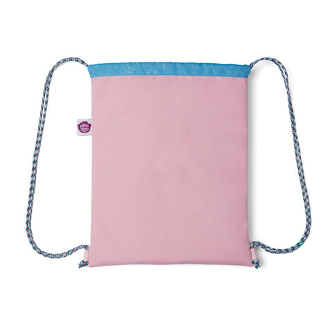 Der Affenzahn Turnbeutel EINHORN ist ein stylischer Kordelzugrucksack mit pinkfarbenem Körper, blauem oberen Saum, blauen und weißen geflochtenen Trägern und einem lilafarbenen Anhänger - hergestellt aus recyceltem Polyester für umweltfreundliche Abenteuer.