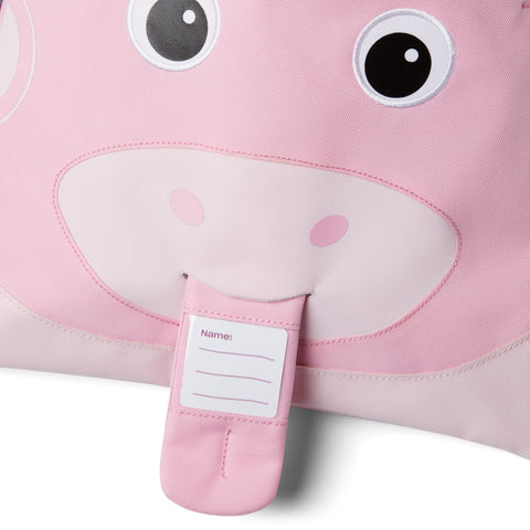Ein pinkfarbener Affenzahn Turnbeutel - EINHORN Sportbeutel mit einem Cartoon-Einhorngesicht, großen Augen, einer Schnauze und einer Stoffzunge mit weißem Namensetikett, hergestellt aus recyceltem Polyester.