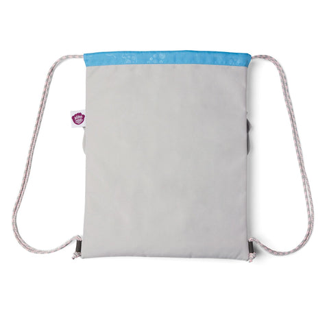 Der Affenzahn Turnbeutel Koala ist ein grauer Sportbeutel mit Kordelzug, blauer Oberkante, weißen und grauen Kordeln, einem kleinen lila Anhänger auf der linken Seite und aus recyceltem Polyester.