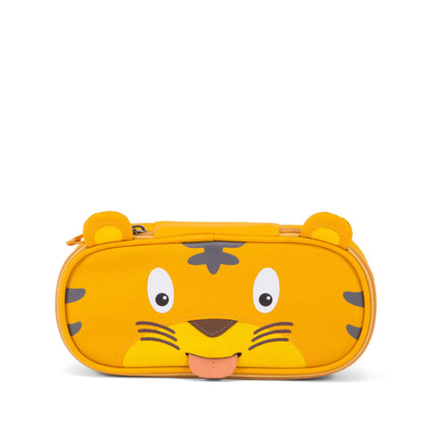Das Affenzahn Stiftmäppchen TIGER ist orange, nachhaltig und geformt wie ein Cartoon-Tiger mit Streifen, Ohren, Schnurrhaaren und einer Zunge auf der Vorderseite. Es bietet ein geräumiges Hauptfach für Stifte.