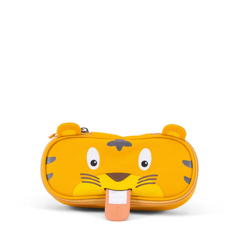 Nachhaltig und niedlich: Das Affenzahn Stiftmäppchen TIGER überzeugt mit geräumigem Hauptfach und cartoonhaftem Tiger-Design samt bedruckten Augen, Nase, Streifen, Ohren sowie einem beigen Tab als Zunge.