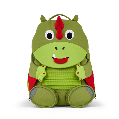 Der Affenzahn - Großer Freund Drachen ist ein grüner Kindergartenrucksack in Form eines Cartoon-Dinosauriers mit roten Stacheln, weißen Zähnen, einem lächelnden Gesicht und verstellbaren Trägern. Er wird aus recycelten Materialien hergestellt und ist eine umweltfreundliche Wahl für Kinder.