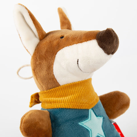 Eine personalisierbare Plüsch-Spieluhr in Form eines Fuchses mit braunem Fell, weißen Ohren und blauem Shirt - ideal für Babys. Präsentiert vor weißem Hintergrund. Produktname: Baby Mini Spieluhr Fuchs.
