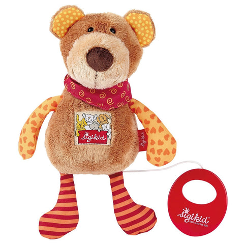 Spieluhr Bär Red Stars Kollektion: Plüschbär mit rotem Schal, gemusterten Ohren und Gliedmaßen, mit einer Spieluhr mit Zugschnur, die ein beruhigendes Schlaflied spielt, befestigt mit einer weißen Schnur.