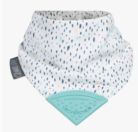 Das Neckerchew Zahnen Dribble Lätzchen - Birnendrops ist ein weißes Lätzchen mit bunten Punkten und hat unten einen Beißring aus Silikon mit blauer Textur.