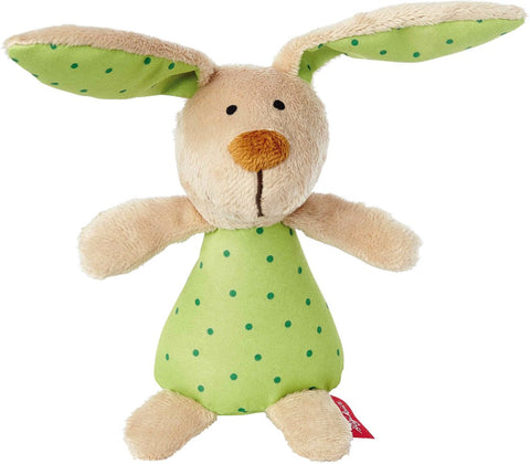 Der Sigikid Rassel Hase Red Stars ist ein Plüschhase mit beigem Fell, großen Schlappohren und einem roten, mit Sternen verzierten Körper. Er ist für Kinder konzipiert und wird aufrecht sitzend vor einem weißen Hintergrund gezeigt.