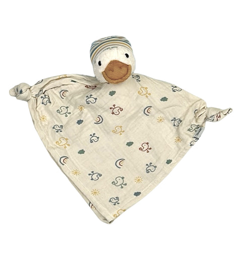 Das Kuscheltuch Edda Ente ist eine Plüsch-Ente mit einem gemusterten Stoff mit Regenbögen, Sonnen und Wolken. Das Kuscheltier hat einen braunen Schnabel und trägt eine gestreifte Mütze.