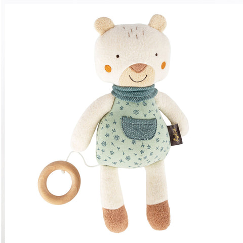 Die Baby Spieluhr Bär ist ein Plüschbär mit einzigartigem Design, gekleidet in einem grün gemusterten Outfit und Schal, mit einem Holzring an der Seite für zusätzlichen Kuschelkomfort.