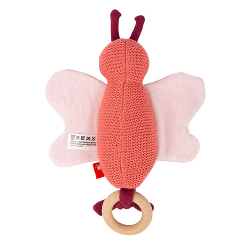 Der Strick-Greifling Schmetterling - 20 cm ist ein rosa-rotes Babyspielzeug in Schmetterlingsform aus weichem Baumwollstrick mit Stoffflügeln und einem unten angebrachten Holzring.