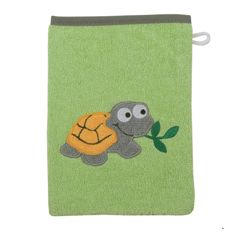 Der Waschhandschuh Schildkröte opalgrün ist ein grüner Waschhandschuh aus Bio-Baumwolle mit einem gestickten Schildkröten- und Blattmotiv auf der Vorderseite und einer Schlaufe zum Aufhängen - ein ebenso niedliches wie praktisches Geschenk.