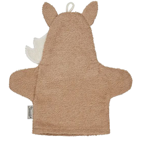 Der Spiel-Waschhandschuh Pferd Sunny (NEU!) ist ein brauner Frottee-Badehandschuh in Form eines Pferdes mit zwei Ohren und einem kleinen weißen Schwanz. Er kann auch als spielerischer Baby-Waschlappen verwendet werden. Markenetikett unten links angebracht.