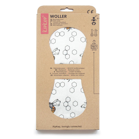 Die rechteckige Kartonverpackung mit Klarsichtfenster zeigt das KipKep Wärmekissen - ECO Biene Special, ein weißes, sanduhrförmiges Kissen im Sechseck- und Bienenmuster aus Bio-Baumwolle. Die Verpackung weist auf das Relief von Koliken hin und trägt den Schriftzug "WOLLER".