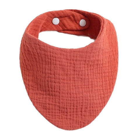 Das Halstuch hydrophil mit Druckknöpfen - terrakotta ist ein weiches, strukturiertes Bandana-Lätzchen für Babys in terrakotta-rot mit zwei weißen Druckknöpfen zum einfachen Befestigen und aus weichem, hydrophilem Material.