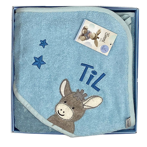 Ein Mittelblaues Sterntaler Kapuzenbadetuch Esel Emmi mit gesticktem Esel und blauen Sternen, Text "Til", sauber gefaltet in einer Schachtel mit Anhänger. Hergestellt aus weichem Frottee für sanften Komfort, Größe 100x100cm.