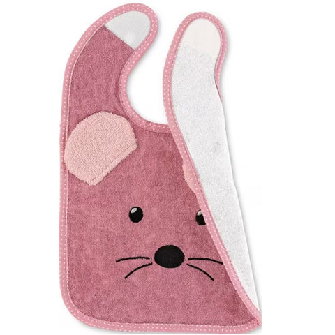 Das Klettlätzchen Mabel mit wasserundurchlässiger Einlage ist ein rosafarbenes Babylätzchen mit einem gestickten Maus Mabel-Gesicht, zwei runden Ohren, schwarzen Schnurrhaaren und einem weichen Innenfutter aus weißem Frottee-Material.