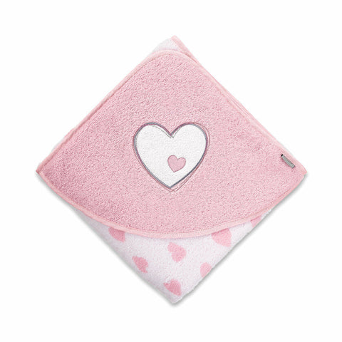 Das Kapuzenbadetuch Emmi Girl Herz ist ein gefaltetes Frottee-Kapuzenhandtuch in Pink mit besticktem Herz auf der Kapuze und rosa Herz-Muster auf dem weißen Tuch.