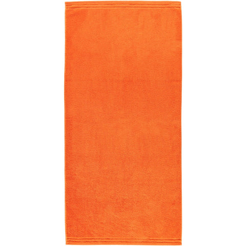 Das Handtuch Calypso Feeling in Orange (50x100cm) mit mitgeliefertem Waschhandschuh bringt leuchtende Farbe und einen Hauch von "Calypso Feeling" in Ihr Badezimmer.