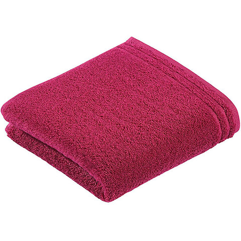 Das Badetuch Calypso Feeling in Cranberry (50x100cm) bringt mit seiner schlichten Bordüre einen lebendigen Stil in Ihr Bad und kann für zusätzliches Flair personalisiert werden - sauber gefaltet auf weißem Hintergrund.