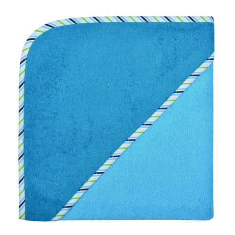 Das Kapuzenbadetuch Aqua/Petrol 100x100cm aus weichem Frottee mit gestreiftem Rand ist sorgfältig gefaltet, um Kapuze und Hauptbereich zu präsentieren. Optional personalisierbar.