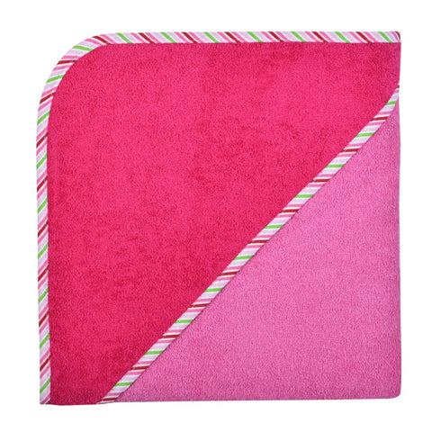 Das Kapuzenbadetuch Orchidee/Beere 100x100cm ist ein rosafarbenes Baumwoll-Kapuzenbadetuch mit einer gestreiften Bordüre in grün, rosa und weiß auf der diagonal verlaufenden Kapuze - ideal als personalisiertes Geschenk.