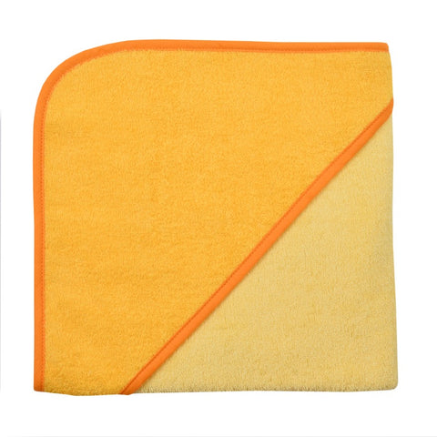 Ein quadratisches Kapuzenbadetuch Hellgelb/Gold 100x100cm für Kinder mit orangefarbenem Rand, sauber gefaltet mit einer umgedrehten Ecke, um die Rückseite zu zeigen. Hergestellt aus weicher Baumwolle für maximalen Komfort.