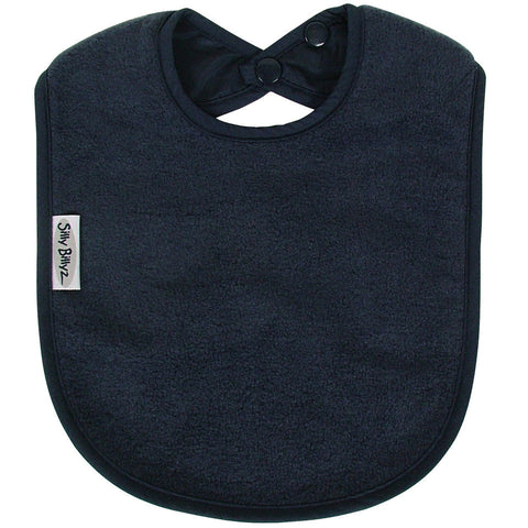 Das Silly Billyz Lätzchen, Vlies - Marine ist ein schwarzes, abgerundetes Babylätzchen mit Druckknopfverschluss für verstellbare Passform, einem linksseitigen Silly Billyz Anhänger, und ist aus wasserfestem Nylon als super-saugfähiges Lätzchen für saubere Mahlzeiten hergestellt.