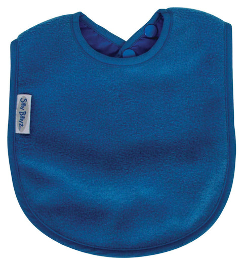 Das Silly Billyz Lätzchen, Vlies - Königsblau besteht aus wasserfestem Nylon, hat abgerundete Kanten, zwei Druckknöpfe am Hals und ist maschinenwaschbar für eine einfache Reinigung.