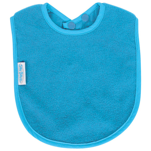 Das Silly Billyz Lätzchen, Vlies - Aqua ist ein blaues Babylätzchen mit weicher Stofftextur, zwei Druckknöpfen am Hals und ist aus bleifreien und PVC-freien Materialien hergestellt.