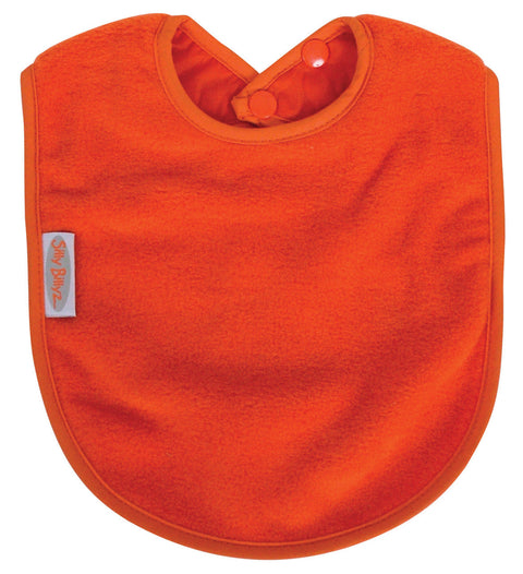 Das Silly Billyz Lätzchen, Vlies-Orange, hat eine abgerundete Form, einen Halsausschnitt mit Druckknöpfen und einen Stay Dry-Tag. Aus wasserfestem Nylon gefertigt, bietet es gestickten Schutz bei jeder Mahlzeit.