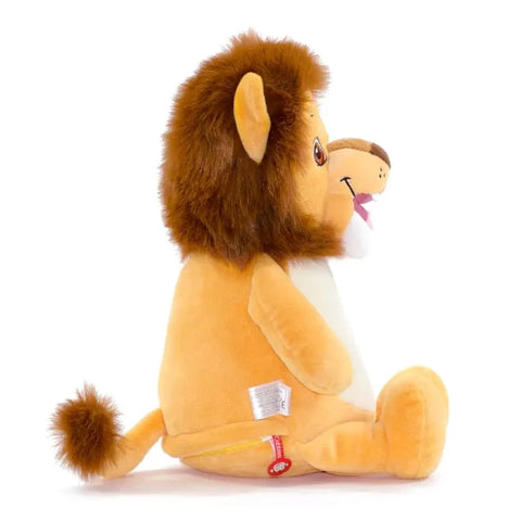 Numbutu, der Löwe: Plüschtier in sitzender Seitenansicht mit brauner Mähne, beigem Körper und weißem Bauch - ideal als Geburtstagsgeschenk vor schlicht weißem Hintergrund.
