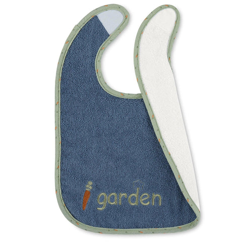 Ein blau-weißes Sterntaler Plastik-Klettlätzchen Esel Emmilius, Motiv Garten, mit grünem Rand und einem kleinen Möhrenmotiv auf der Vorderseite.