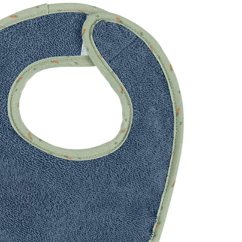 Eine Nahaufnahme des Sterntaler Plastik-Klettlätzchen Esel Emmilius, Motiv Garden, mit blauem Design, grünem Rand und Rundhalsausschnitt.