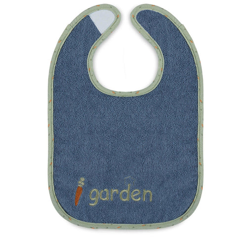 Ein blaues Plastik-Klettlätzchen Esel Emmilius, Motiv Garten, mit grüner Umrandung und einer gestickten Karotte neben "Garten" in gelber und grüner Schrift.