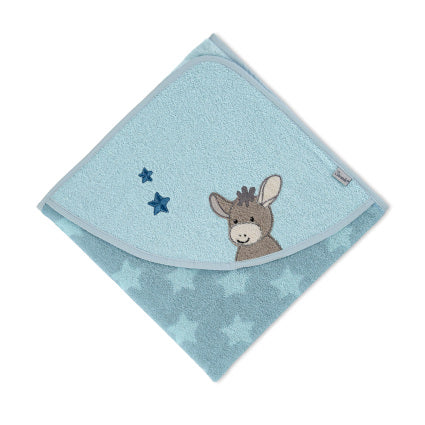 Das Kapuzenbadetuch Esel Emmi in mittelblau (100x100cm) hat weiches Frottee, einen gestickten Esel mit drei blauen Sternen an der Ecke und ein verspieltes Sternenmuster auf dem Hauptstoff.