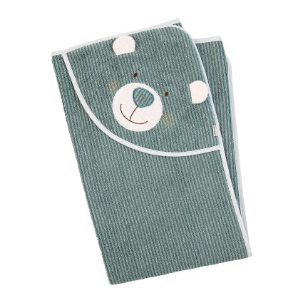 Das Kapuzenbadetuch Bär Ben 100x100cm ist ein grünes Baumwoll-Badetuch mit Bärenohren und niedlichem Bärengesicht auf der Kapuze - ein bezauberndes Baby-Accessoire für die Badezeit.