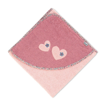 Das Kapuzenbadetuch Mabel Herz 100x100cm von Sterntaler ist in zartem Rosa gehalten, hat eine dunklere Kapuze und zwei herzförmige Applikationen mit kleinen Blumen.