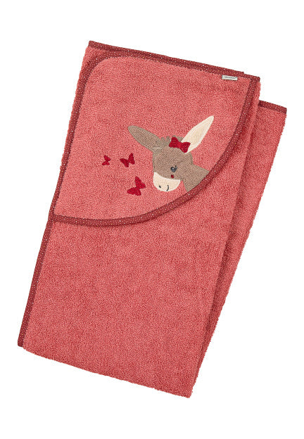 Das Kapuzenbadetuch Esel Emmily in Hellrot (100x100cm) hat ein gefaltetes, rötlich-rosa Design mit einem gestickten Emmily-Eselkopf, einer Schleife und drei roten Schmetterlingen und ist GOTS-zertifiziert, um besonders weich zu sein.
