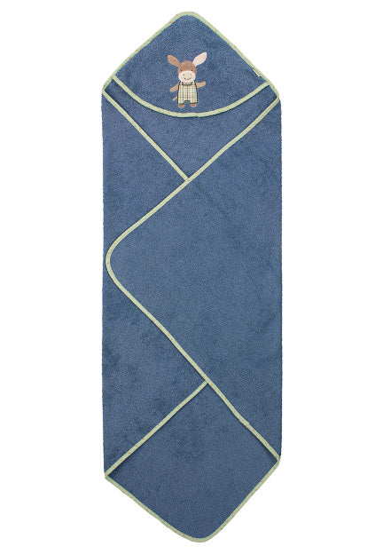 Das Kapuzenbadetuch Esel Emmilius in Mittelblau (100x100cm) besteht aus Bio-Baumwolle mit grüner Umrandung, hat ein gesticktes Esel-Motiv auf der Kapuze und ist GOTS-zertifiziert.